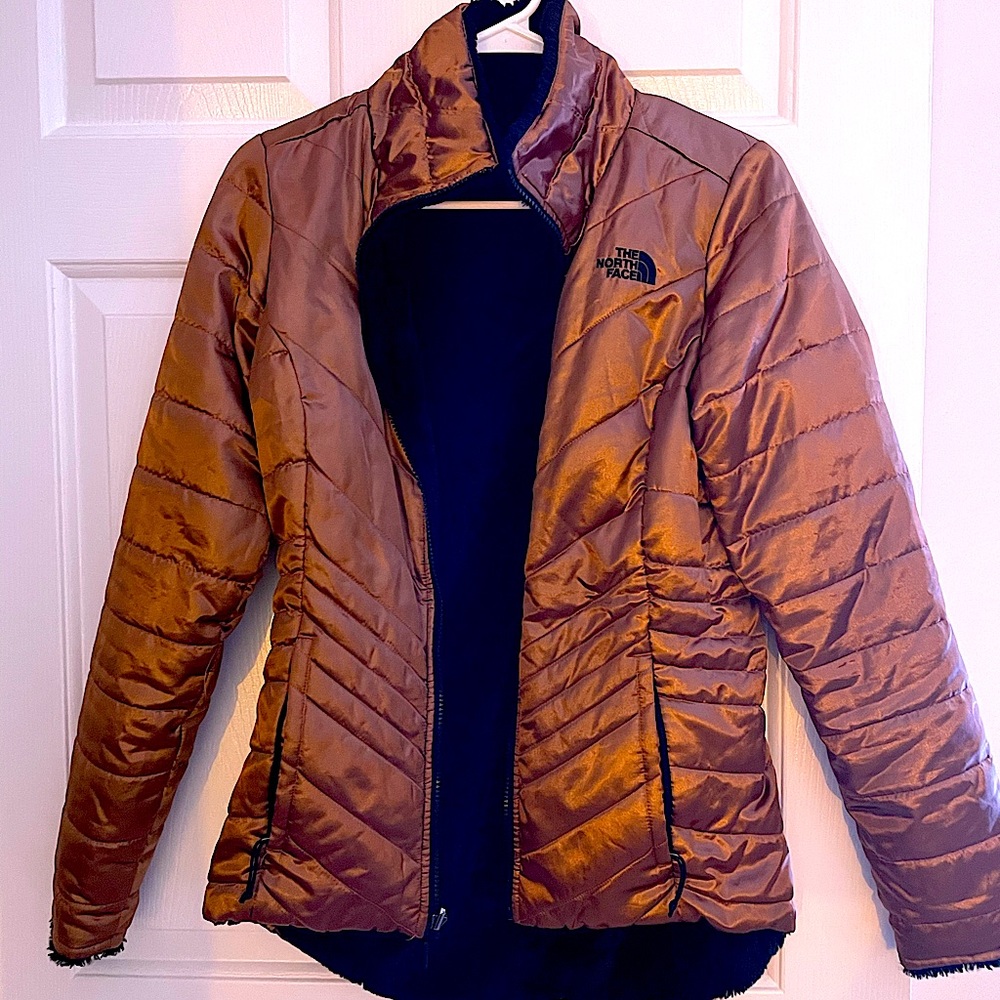 North Face Women’s Insulated Reversible Jacket in Metallic Gold & Black. XS.